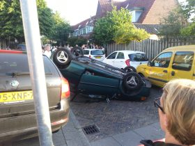 Ongeval met auto in een smal straatje